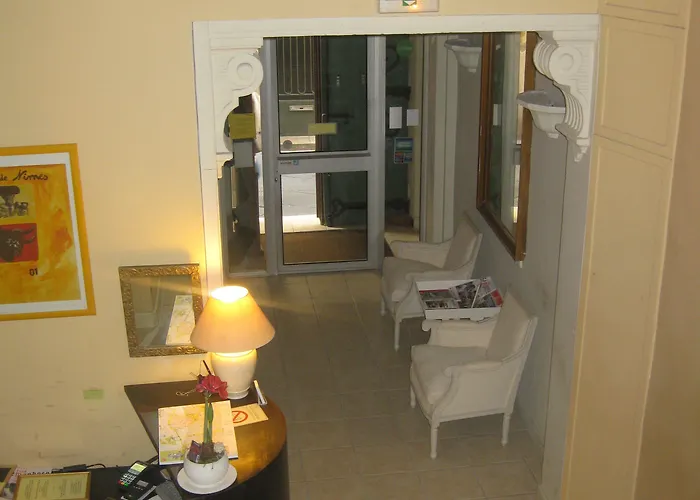 Hotel L'Amphitheatre Otel Nîmes